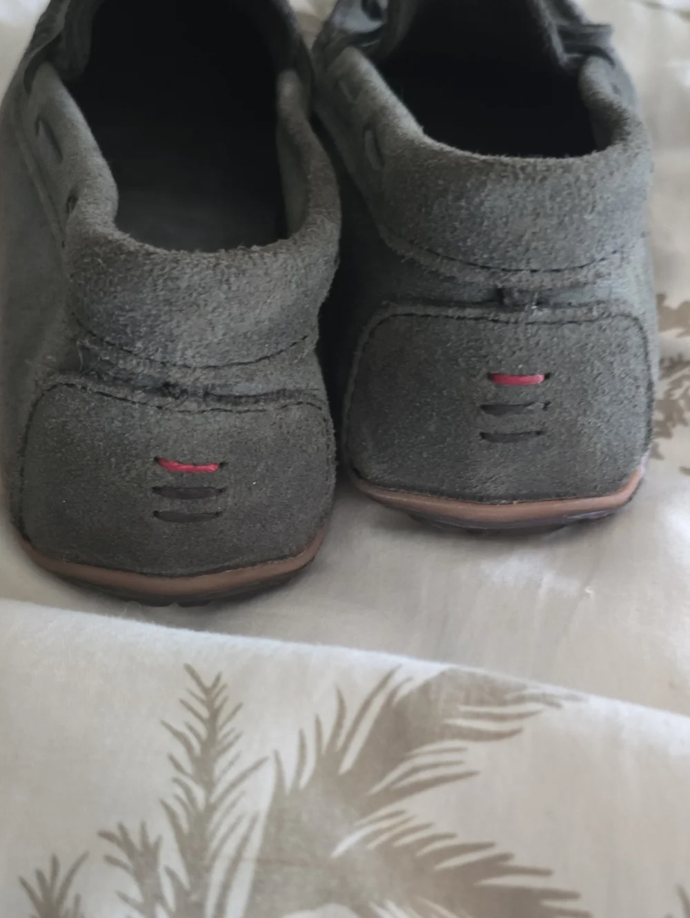 Minnetonka Grey Suede Slipper Size 10